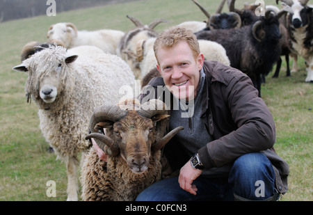 Adam Henson Cotswold Landwirt mit seinem seltenen Rassen Schafe auf Adams Bauernhof am Tempel Guiting Gloucestershire UK Stockfoto