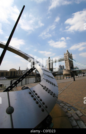 Zeitmesser von Wendy Taylor & Tower Bridge, St Katherine's Dock, London, UK. Stockfoto