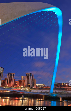 Millennium Bridge und der Ostsee Arts Centre Gateshead Newcastle upon Tyne Northumberland England in der Dämmerung Stockfoto