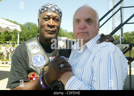 John Amos und Richard G Vargas, MSW Rolling Thunder statt seiner 21. RIDE FOR FREEDOM-Rallye-Hommage an die Nation-Veteranen Stockfoto