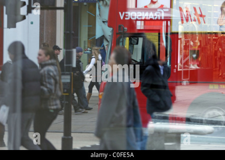 Eine abstrakte Sicht von Oxford Street, die durch ein Schaufenster, überlagert mit Reflexionen verursacht durch den Winkel des Schusses Stockfoto