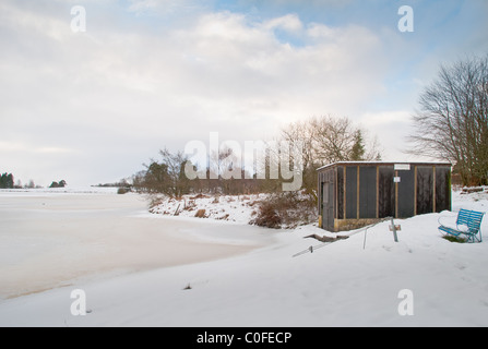 Kein Fischen heute. Schnee und Eis auf Rusky Loch in der Nähe von Callendar in Perthshire, Schottland Stockfoto