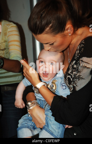 Tschechische model Alena Seredova und Sohn Louis Thomas bei einer Fashion show für Replay und Sons-Prag, Tschechische Republik - 12.05.08 ** ** Stockfoto