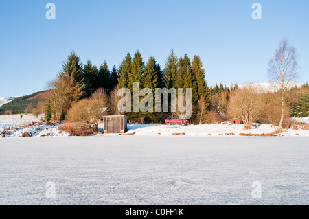 Loch im Winter Rusky. Kein Fischen heute. Stockfoto