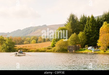 Forellenangeln auf Rusky Loch in der Nähe von Callander in Schottland. Stockfoto