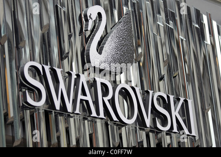 Ein Store-Schild an der Swarovski Store in der Oxford Street, London Stockfoto