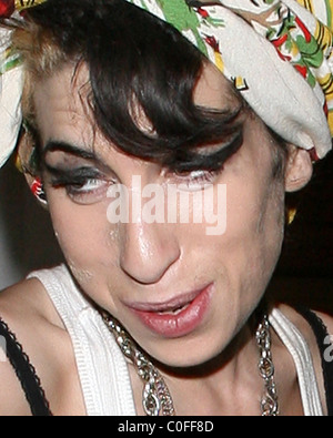 Amy Winehouse wirft einige Müll haben in einem Ort der Reinigung spät in die Nacht verwöhnt. Amys Gesicht war verkrustet in Make-up, in eine Stockfoto