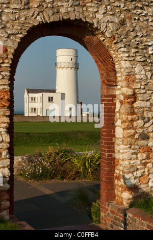 Alten Hunstanton Leuchtturm gesehen durch die Ruinen der St. Edmunds Chapel Stockfoto