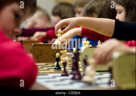 Schülerinnen und Schüler spielen in einem Schachturnier in Wales UK Europe Stockfoto