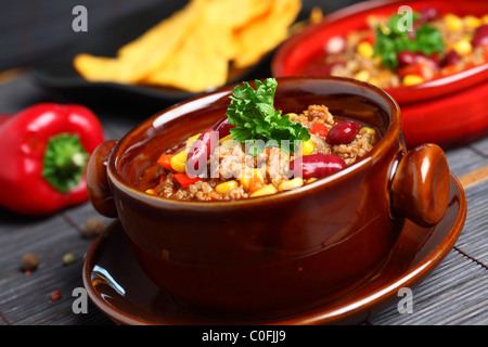 Schüssel mit Chili mit Paprika und Bohnen Stockfoto