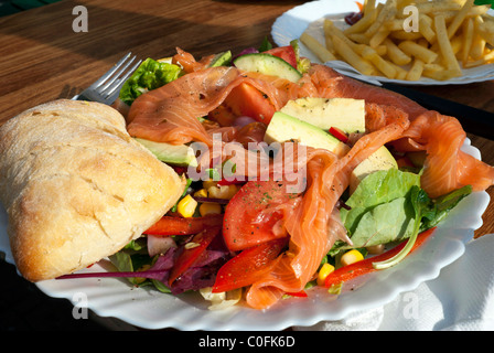 Geräucherter Lachs Salat Stockfoto