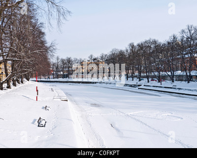 Fluss Aura mit Valentins Herzen verfolgt im Schnee, Turku (Abo), Südwest-Finnland im Winter gefroren Stockfoto