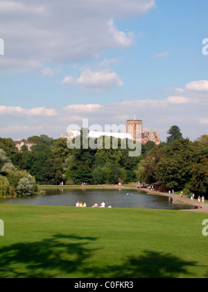 St Albans Abbey gesehen über den See in Verulamium Park, St Albans, Hertfordshire, England Stockfoto