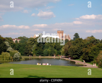 St Albans Abbey gesehen über den See in Verulamium Park, St Albans, Hertfordshire, England Stockfoto