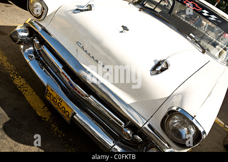 Nahaufnahme von einem weißen amerikanischen 1950er Jahre Chevrolet Automobil in einer Straße in Havanna Kuba Stockfoto