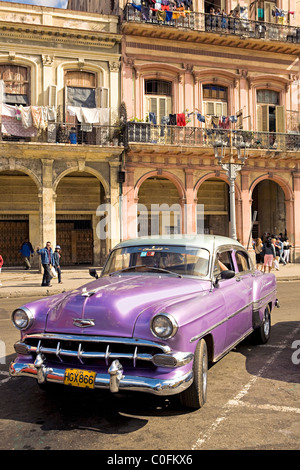 Eine alte amerikanische lila 1950er Jahre Chevrolet Automobile in einer Straße in Havanna Kuba Stockfoto