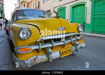 Einem alten amerikanischen 1950er Jahre Automobil in einer Straße in Havanna Kuba Stockfoto