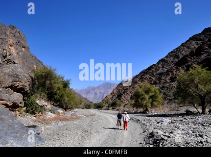 Wadi Bani Kharus Oman, zwei Touristen zu Fuß, Oman. Stockfoto