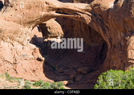 Doppelbogen, Bucht von Höhlen, unaufhörlichen, erosive Kräfte des Windes, Scheuern, Sand, Regen, Wetter, Arches-Nationalpark, Utah, USA Stockfoto