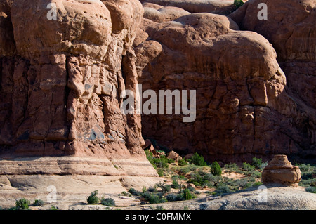 Doppelbogen, Bucht von Höhlen, unaufhörlichen, erosive Kräfte des Windes, Scheuern, Sand, Regen, Wetter, Arches-Nationalpark, Utah, USA Stockfoto