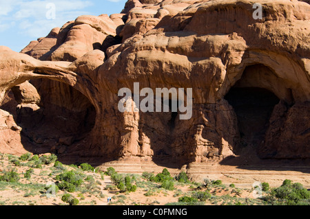 Doppelbogen, Bucht von Höhlen, unaufhörlichen, erosive Kräfte des Windes, Scheuern, Sand, Regen, Wetter, Arches-Nationalpark, Utah, USA Stockfoto