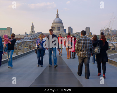 Blick auf Menschen, die zu Fuß über die Millennium Bridge Blick auf St. Pauls Cathedral, London Stockfoto