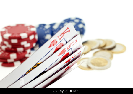 Multicolor Poker chips, Karten und Münzen isolierten auf weißen Hintergrund Stockfoto