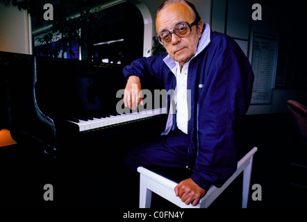 Der Mundharmonika-Spieler Larry Adler an einem Klavier auf der QE2 Cruise ship Stockfoto