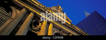 Panorama des Grand Central Terminal (Bahnhof) Exterieur mit Chrysler Building in der Abenddämmerung in Manhattan, New York City, NY, USA Stockfoto