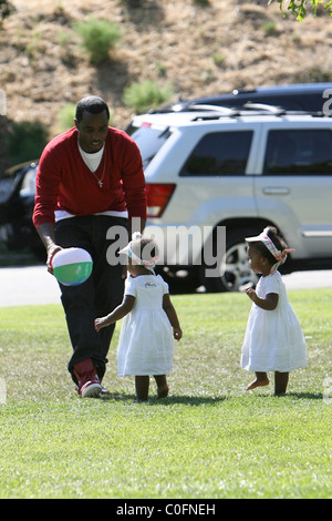 Sean "P. Diddy" Combs spielt mit seinen Zwillingstöchtern D'Lila Star Kämme und Jessie James Kämme in Coldwater Park in Los Angeles, USA Stockfoto