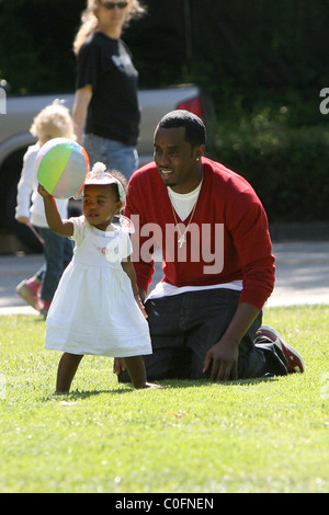 Sean "P. Diddy" Combs spielt mit seinen Zwillingstöchtern D'Lila Star Kämme und Jessie James Kämme in Coldwater Park in Los Angeles, USA Stockfoto