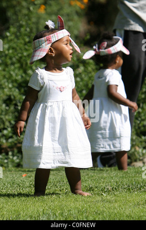 Sean "P. Diddy" Combs spielt mit seinen Zwillingstöchtern D'Lila Star Kämme und Jessie James Kämme in Coldwater Park in Los Angeles, USA Stockfoto