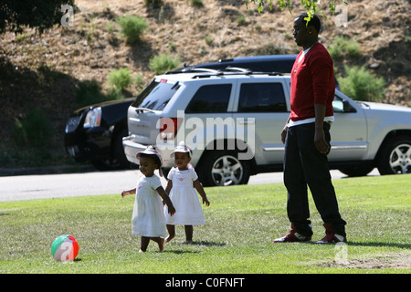 Sean "P. Diddy" Combs spielt mit seinen Zwillingstöchtern D'Lila Star Kämme und Jessie James Kämme in Coldwater Park in Los Angeles, USA Stockfoto