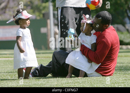 Sean "P. Diddy" Combs spielt mit seinen Zwillingstöchtern D'Lila Star Kämme und Jessie James Kämme in Coldwater Park in Los Angeles, USA Stockfoto