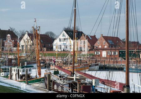 Hafen von Greetsiel mit Glükopfmotoren, im Hintergrund die Sielstreet, Ostfriesland, Nordsee Stockfoto