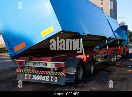 Kippen Seite Kippanhängern (SDT) auf eine Torf-Transport-LKW, Finnland Stockfoto