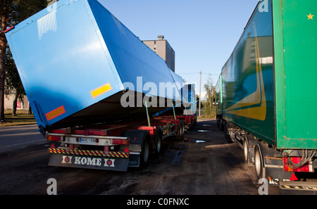 Schwenkbare Seite Kippanhängern (SDT) eine Torf-Transport-LKW, Finnland Stockfoto