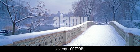 Winter-Blick auf die Bogen-Brücke im Schnee im Central Park in New York City, New York. Stockfoto