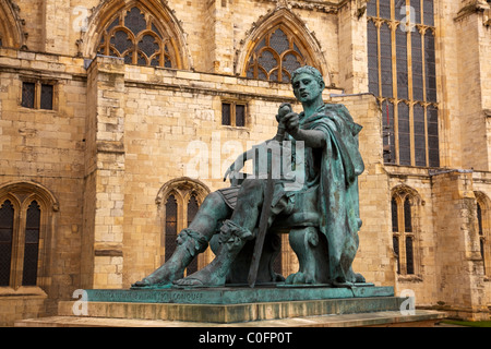 Statue von Konstantin dem Großen, vor dem Yorker Münster. York, Yorkshire, England, Großbritannien Stockfoto