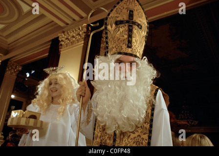 Menschen am Vorabend des Heiligen Nikolaus (Mikulas) verkleidet. in Prag Tschechische Republik Stockfoto