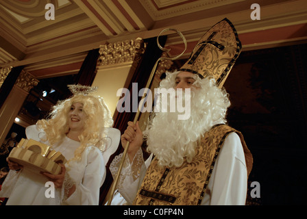 Menschen am Vorabend des Heiligen Nikolaus (Mikulas) verkleidet. Prag-Tschechische Republik Stockfoto