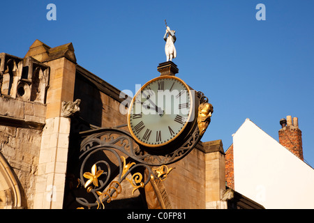 Kleine Admiral Uhr hängen die Kirche von St. Martin le Grand, Coney Street, York, Yorkshire, England, UK Stockfoto