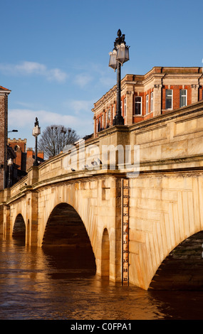 Ouse Brücke über den überfluteten Fluss Ouse, York. Februar 2011. Yorkshire, England, Vereinigtes Königreich Stockfoto