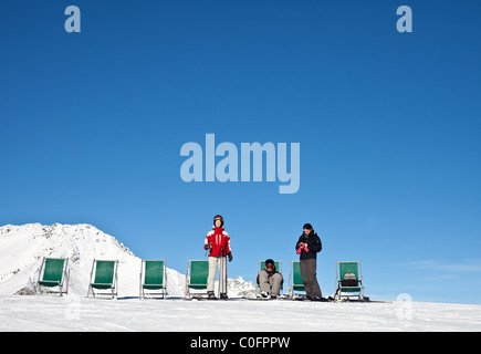 Skifahrer Sonnenbad auf den Liegestühlen im Zillertal Valley, Österreichische Alpen Stockfoto