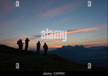 Wanderer den Sonnenaufgang von oben auf das Kitzbüheler Horn. Tirol, Österreich. Stockfoto