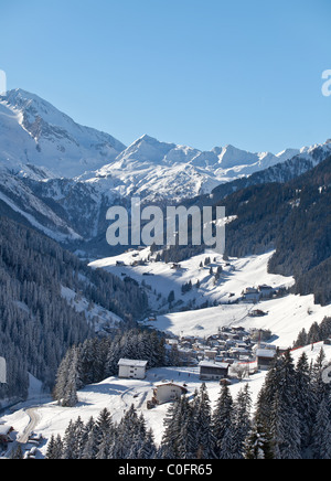 Zillertal-Tal im Winter, Österreichische Alpen.  Ein Blick von Lanersbach in Richtung Hintertux und Hintertuxer Gletscher. Stockfoto