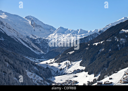 Zillertal-Tal im Winter, Österreichische Alpen. Ein Blick von Lanersbach in Richtung Hintertux und Hintertuxer Gletscher. Stockfoto