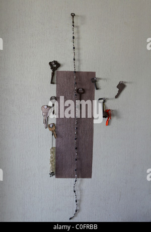 Alte Schlüssel in eine Wand gehängt Stockfoto