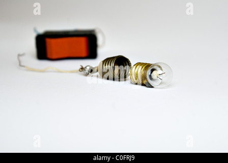 Die Fotografie der defekten Lampe auf dem weißen Hintergrund. Aufgenommen am 2011. Stockfoto