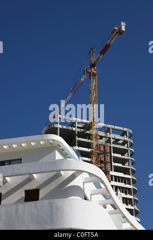 Bau eines neuen Gebäudes und alten Bauhaus-Architektur Stil Gebäude im Dizengoff square Innenstadt von Tel Aviv Israel. Tel Aviv ist ein UNESCO-Weltkulturerbe für seine einzigartige Architektur, beherbergt die größte Menge an internationalen "Bauhaus" Stil Gebäude der Welt (4.000). Stockfoto